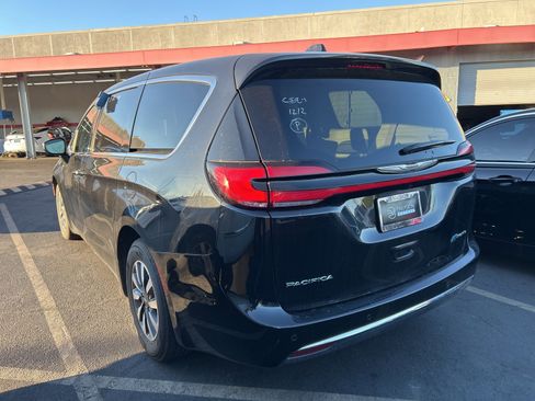 Used 2023 Chrysler Pacifica Touring-L image 3
