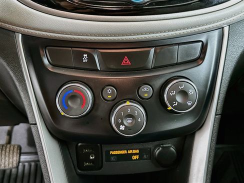 Used 2019 Chevrolet Trax LT w/ LT Convenience Package FWD image 22