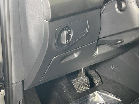 Used 2022 Volkswagen Tiguan SE image 10