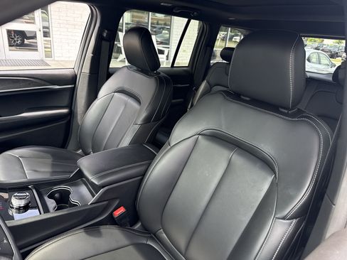 Used 2025 Jeep Grand Cherokee Limited RWD image 11