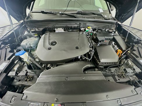 Used 2024 Volvo XC40 B5 Core image 32