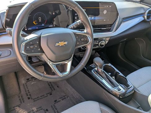 Used 2025 Chevrolet Trax LT w/ LT Convenience Package image 14