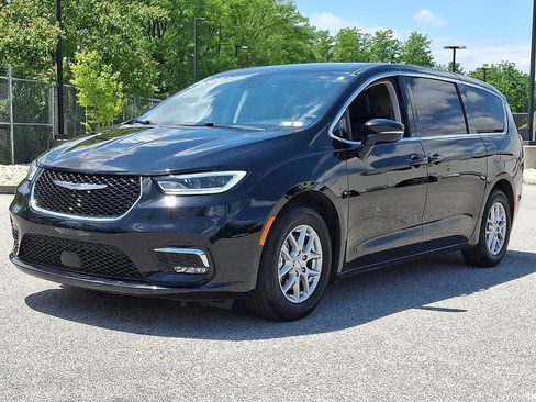 Used 2024 Chrysler Pacifica Touring-L FWD image 6