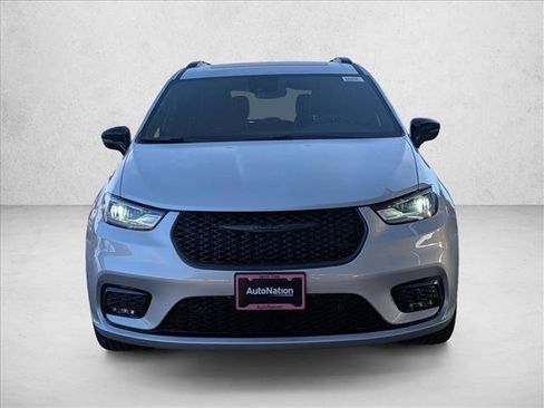 New 2026 Chrysler Pacifica Limited image 5