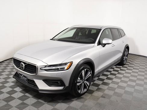 Used 2025 Volvo V60 B5 Cross Country Plus AWD/4WD image 1