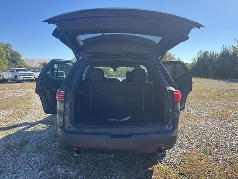 Used 2023 Chevrolet Traverse LT w/ Midnight/Sport Edition image 13