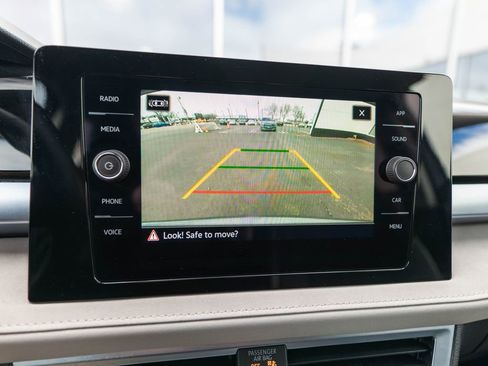 Used 2025 Volkswagen Taos SE image 30