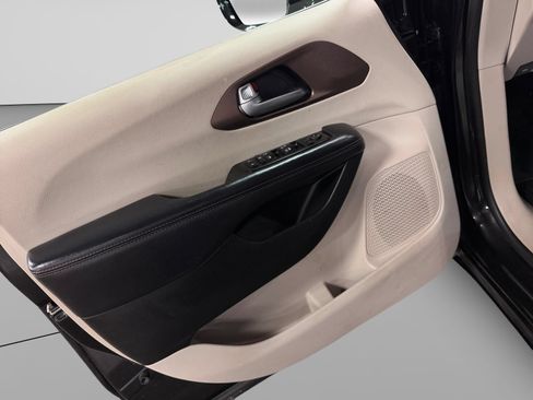 Used 2017 Chrysler Pacifica Touring-L FWD image 15