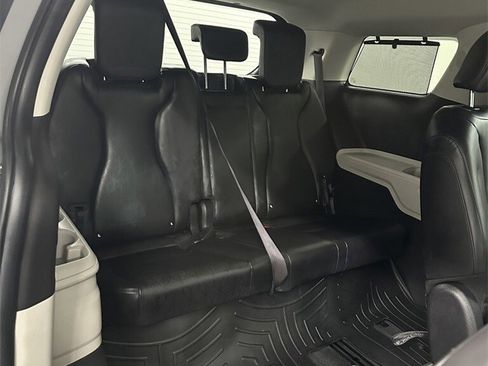 Used 2022 Kia Carnival EX image 32