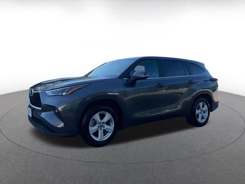 Used 2025 Toyota Highlander LE FWD image 8