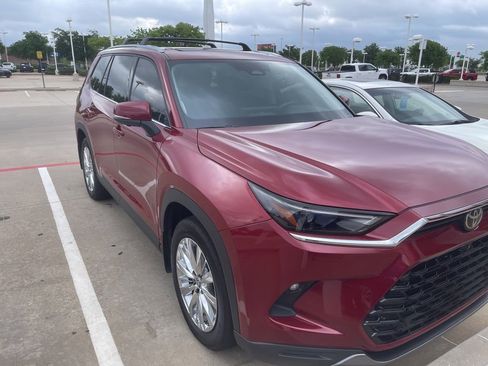 Used 2025 Toyota Grand Highlander AWD image 3