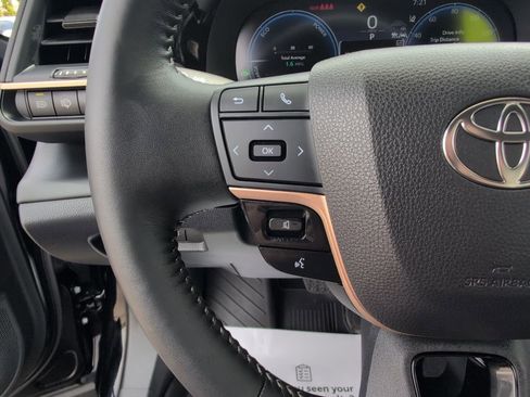 Certified 2025 Toyota Crown Signia image 25