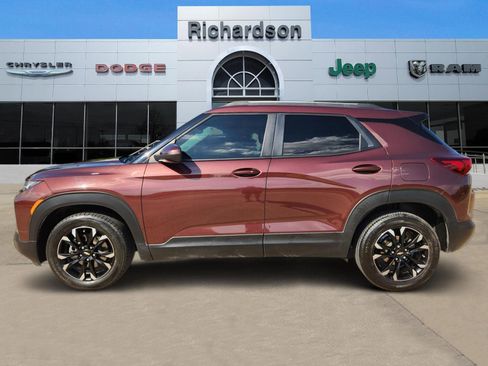 Used 2022 Chevrolet TrailBlazer LT w/ Convenience Package FWD image 3
