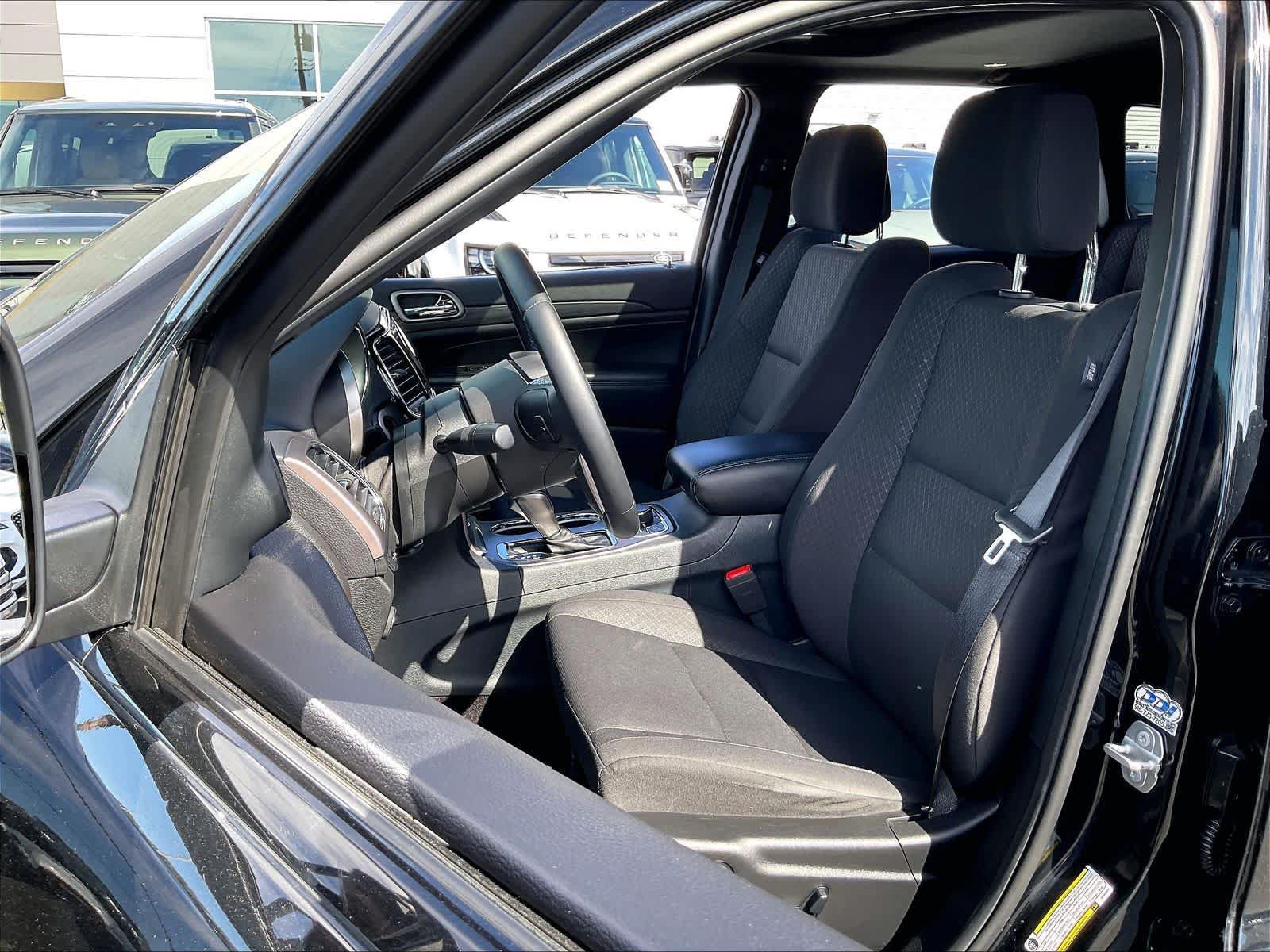 Used 2019 Jeep Grand Cherokee Laredo AWD/4WD image 28