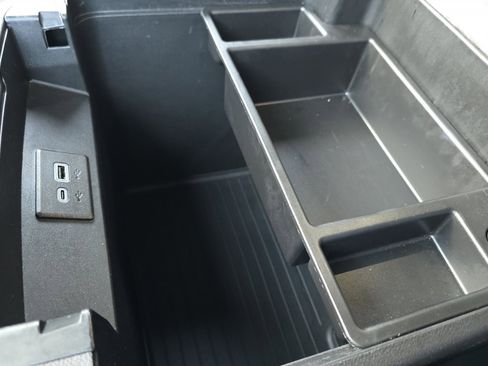 Used 2024 GMC Yukon SLT image 32