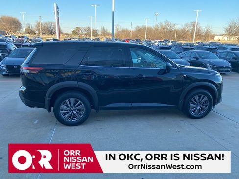 Used 2024 Nissan Pathfinder S image 6