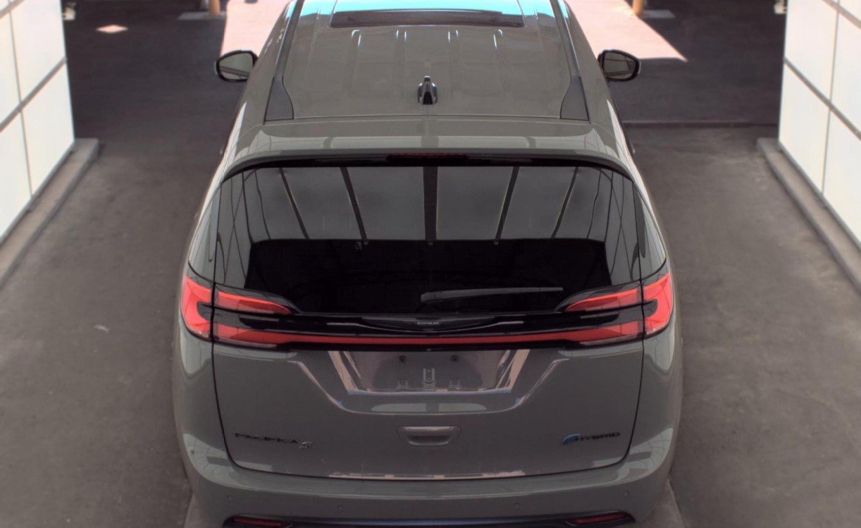 Used 2023 Chrysler Pacifica Limited w/ S Appearance Package FWD image 5