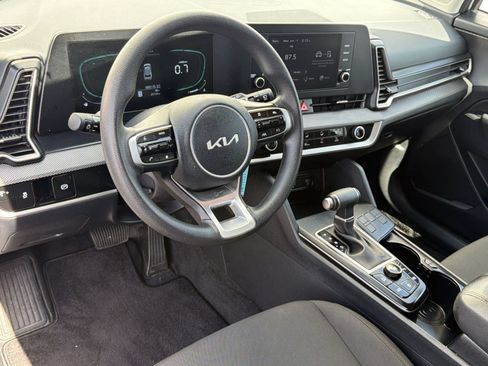 Used 2025 Kia Sportage LX FWD image 4