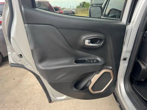 Used 2016 Jeep Renegade Limited FWD image 19