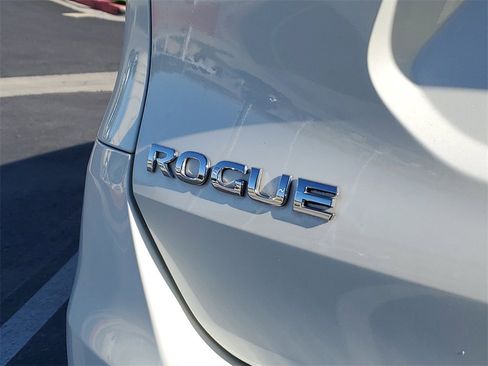 Used 2016 Nissan Rogue SL w/ SL Premium Package image 9