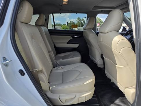 Used 2024 Toyota Highlander XLE FWD image 29