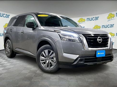 Used 2025 Nissan Pathfinder S image 1
