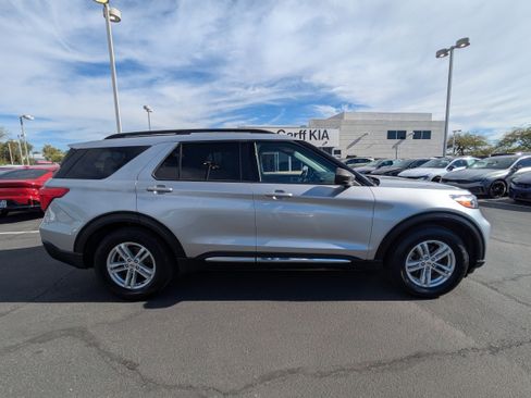 Used 2022 Ford Explorer XLT w/ Equipment Group 202A image 6