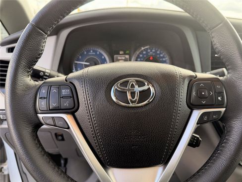 Used 2018 Toyota Sienna XLE Premium image 25