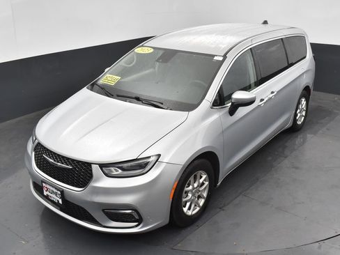 Used 2023 Chrysler Pacifica Touring-L FWD image 37
