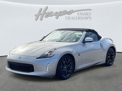 Used 2018 Nissan 370Z Touring RWD image 7