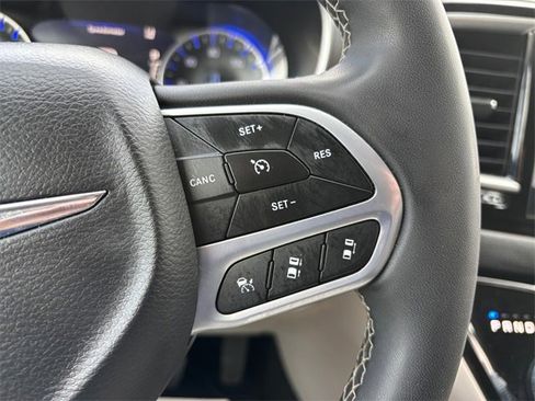 Used 2023 Chrysler Pacifica Touring-L image 19