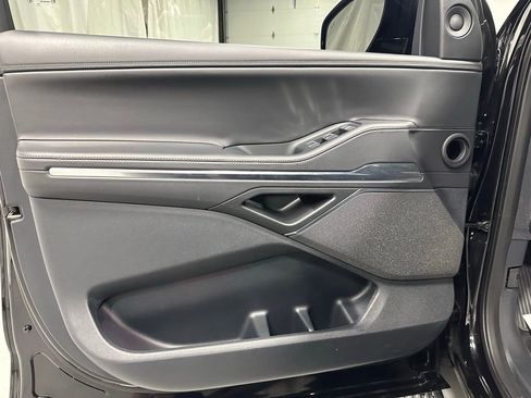 Used 2025 Lincoln Navigator Reserve image 8