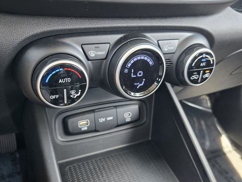 Used 2025 Hyundai Venue SEL image 17