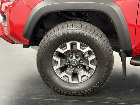Used 2021 Toyota Tacoma TRD Off-Road w/ Technology Package AWD/4WD image 13