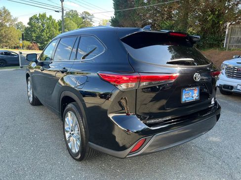 Used 2023 Toyota Highlander Limited FWD image 6