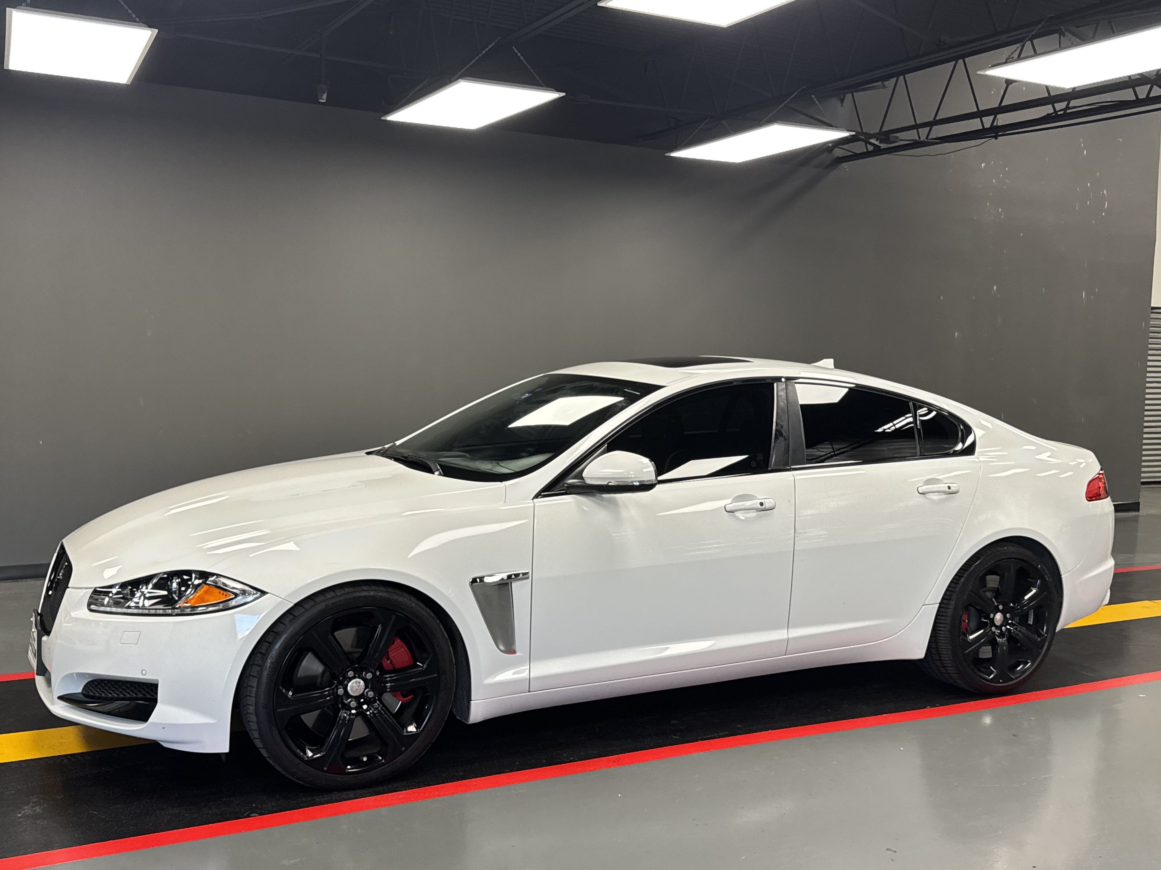 Used 2015 Jaguar XF Supercharged RWD image 4