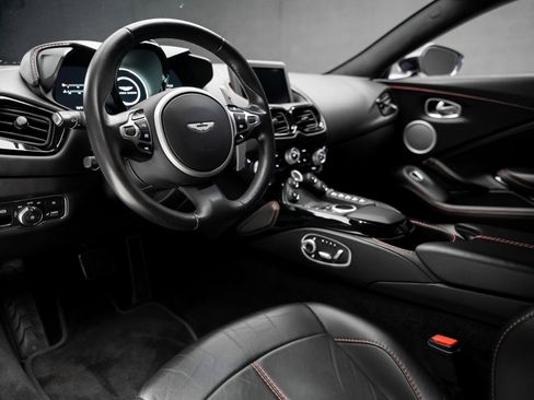 Used 2020 Aston Martin V8 Vantage Coupe image 2