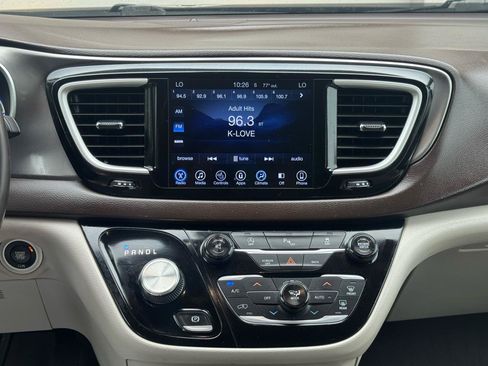 Used 2017 Chrysler Pacifica Touring-L FWD image 18