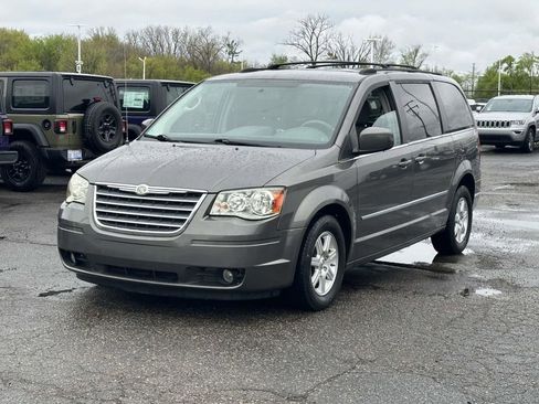 Used 2010 Chrysler Town & Country Touring FWD image 7