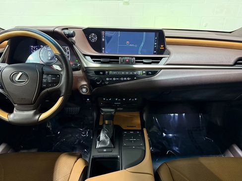 Used 2019 Lexus ES 350 Ultra Luxury w/ Accessory Package image 22