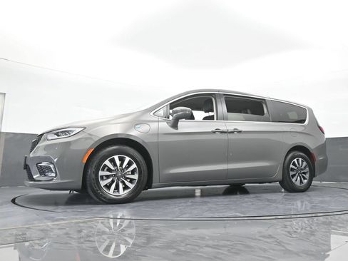 Used 2022 Chrysler Pacifica Touring-L FWD image 60