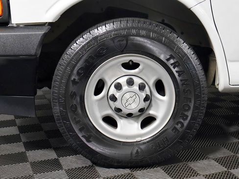 Used 2018 Chevrolet Express 2500 w/ Driver Convenience Package RWD image 45