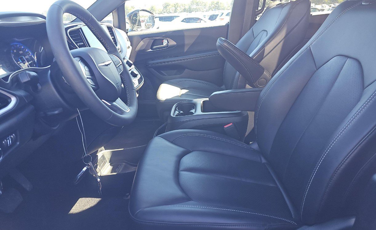 Used 2026 Chrysler Pacifica Select FWD image 7