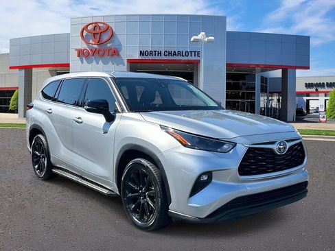 Used 2022 Toyota Highlander LE FWD image 1