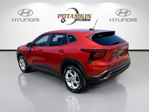 Used 2024 Chevrolet Trax LS w/ LS Convenience Package image 7