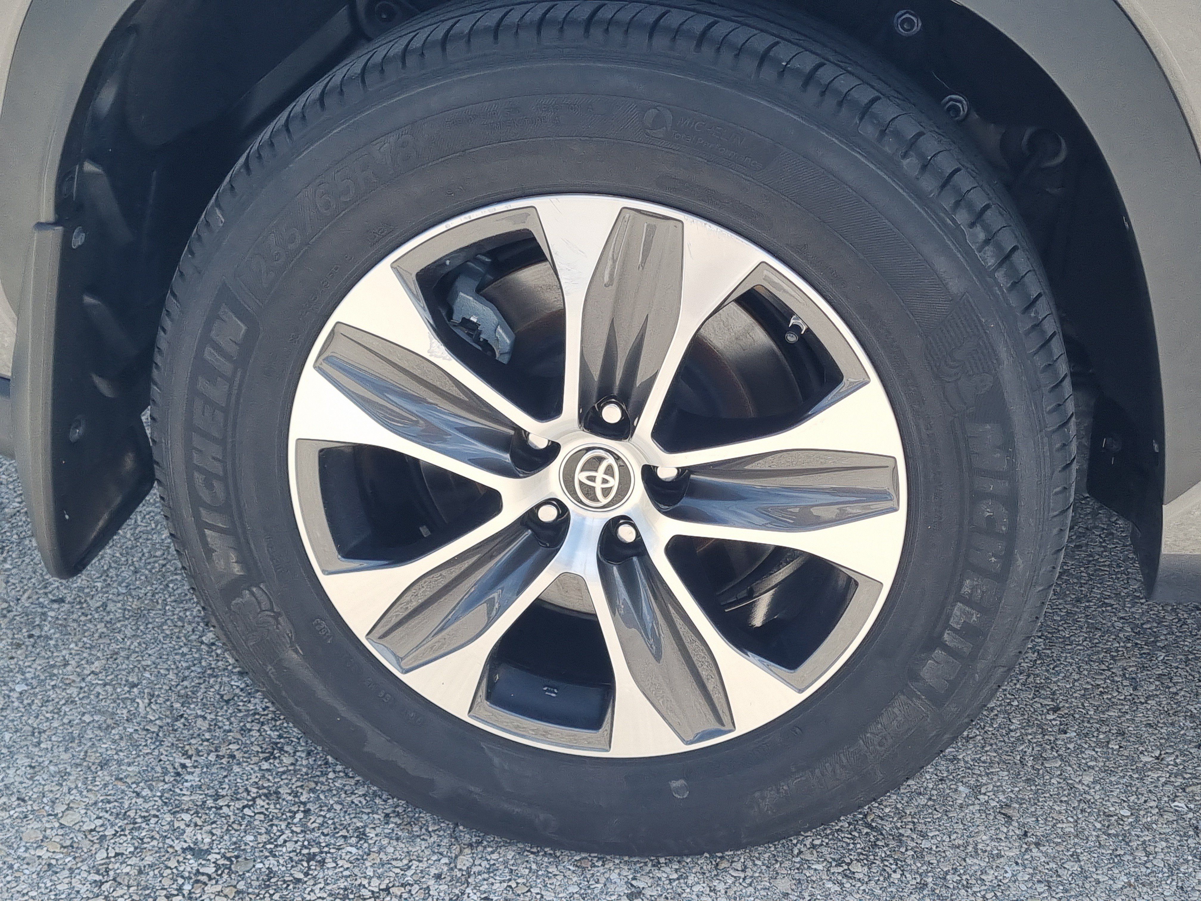 Used 2023 Toyota Highlander XLE FWD image 11