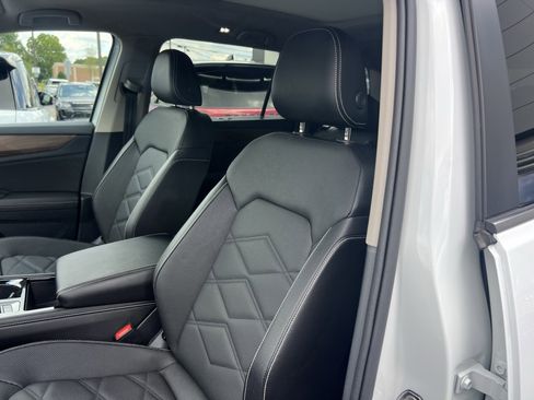 Used 2024 Volkswagen Atlas SE FWD image 17