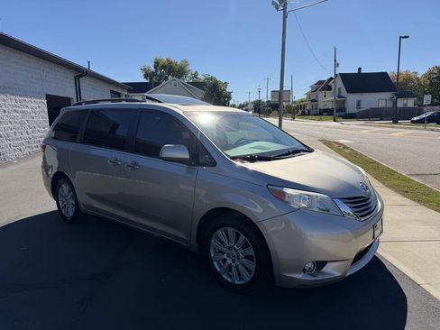 Used 2017 Toyota Sienna XLE Premium image 7