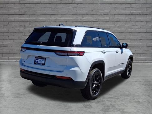 Certified 2024 Jeep Grand Cherokee Altitude AWD/4WD image 11