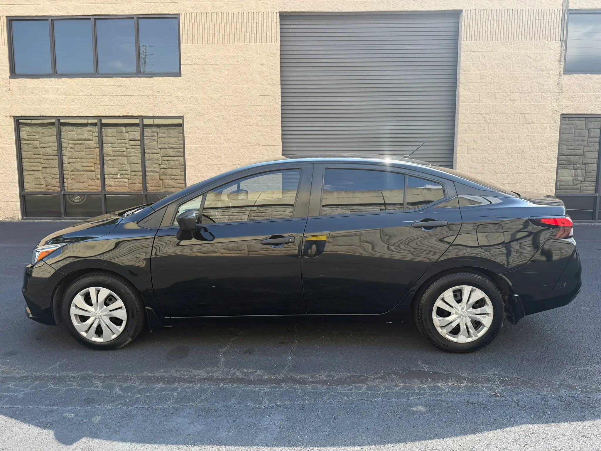 Used 2021 Nissan Versa S FWD image 3